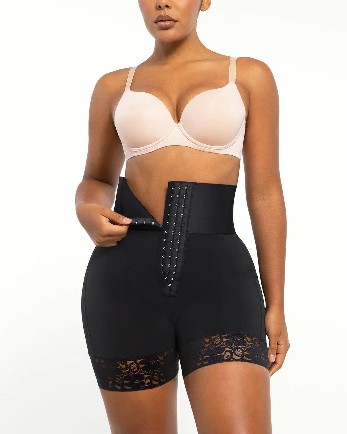 Shorts avec crochets et œillets à l'avant / Noir / M