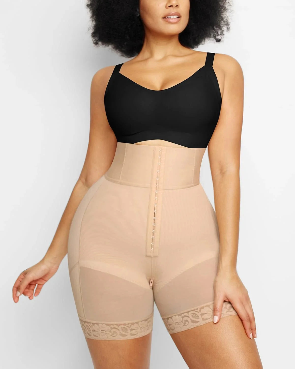 Shorts avec crochets et œillets à l'avant / Beige / M
